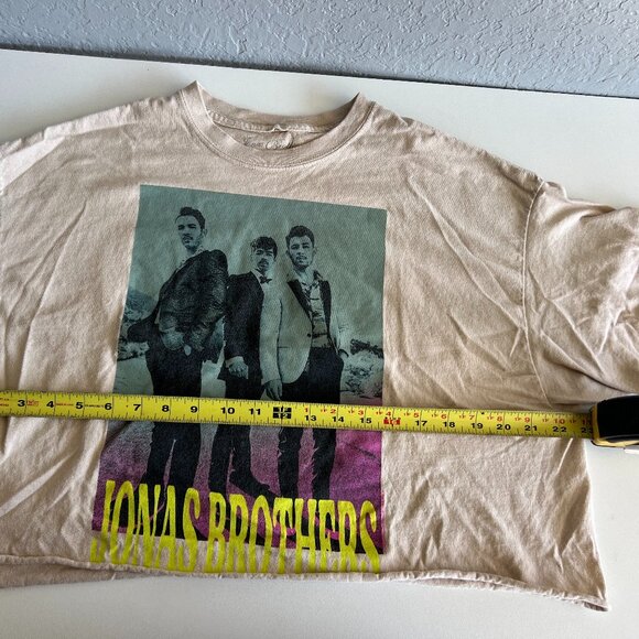 Urban Outfitters Jonas Brothers Cropped Graphic T-Shirt - Picture 4 of 5